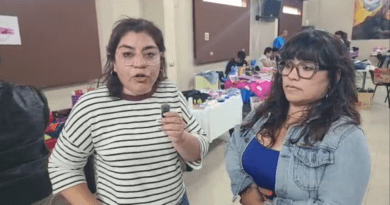 Docentes de ADOSAC realizan feria solidaria en Caleta Olivia ante la crisis salarial y laboral