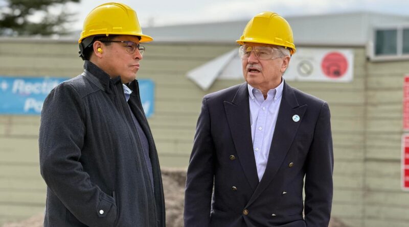 Claudio Vidal visitó en Canadá una empresa de equipamiento petrolero