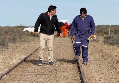 Vidal impulsa la vuelta del tren en Santa Cruz: recorrió las obras en Jaramillo y almorzó con trabajadores de YCRT