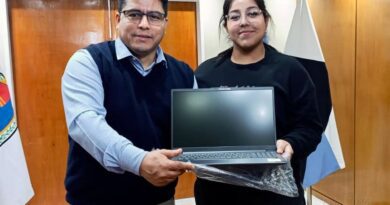 Claudio Vidal recibió a Yanina Guzmán, la estudiante de Río Gallegos con promedio 10