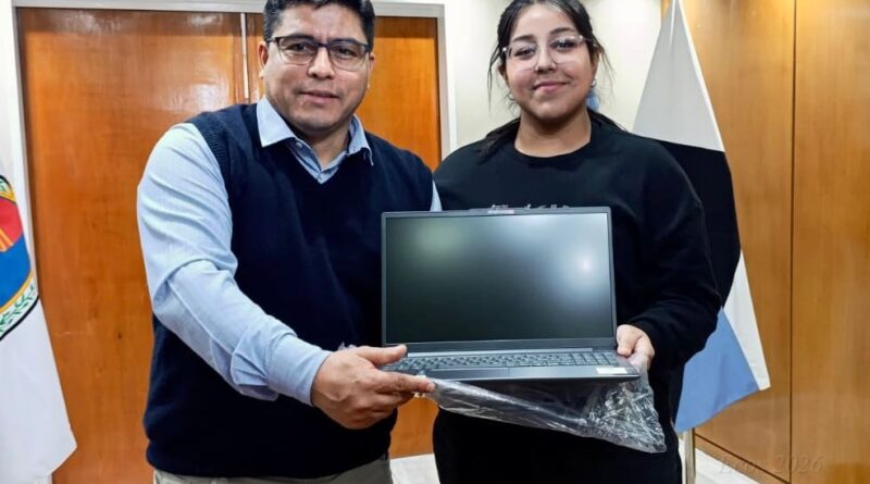 Claudio Vidal recibió a Yanina Guzmán, la estudiante de Río Gallegos con promedio 10