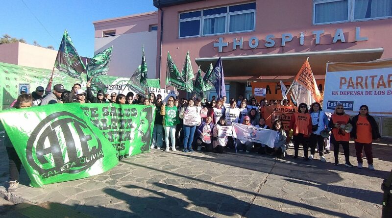 Abrazo simbólico al Hospital Zonal “Pedro Tardivo” y “cacerolazo” en Caleta Olivia