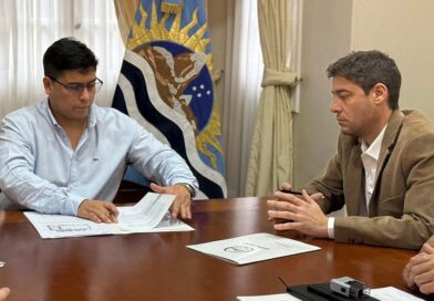 Claudio Vidal firmó convenios clave para obras en Puerto Deseado: polideportivo, aeropuerto y servicios básicos