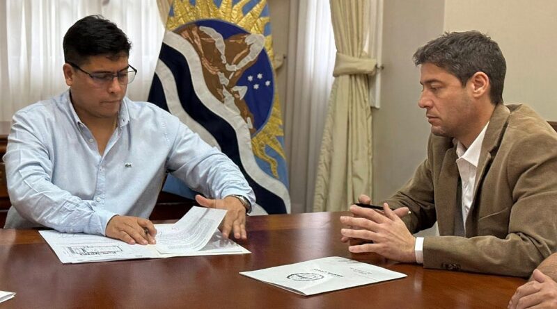 Claudio Vidal firmó convenios clave para obras en Puerto Deseado: polideportivo, aeropuerto y servicios básicos