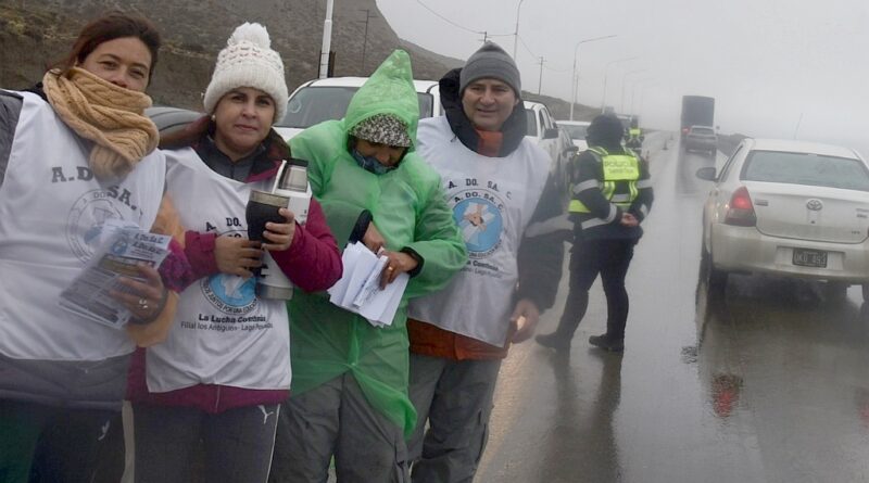 En medio del temporal de lluvia y frío, docentes visibilizaron su protesta sobre la Ruta 3