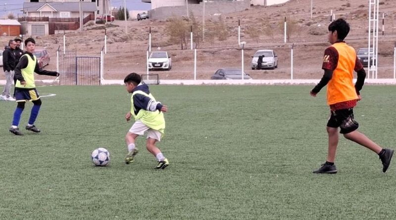 Independiente realizó pruebas de jugadores en Caleta Olivia con gran convocatoria de jóvenes futbolistas