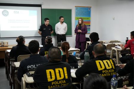 Capacitan a fuerzas de seguridad para fortalecer los controles en aeropuertos de Santa Cruz