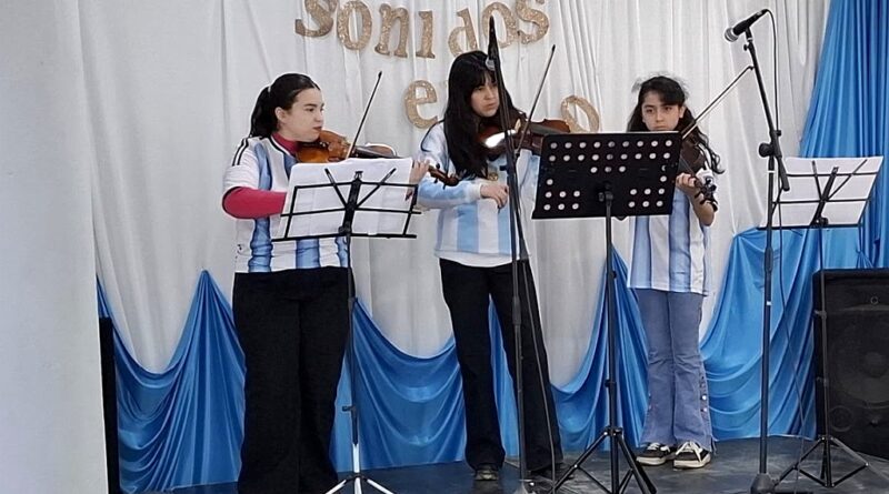 Los talleres barriales celebraron el invierno con una muestra artística en la sala Liliana Venanzi
