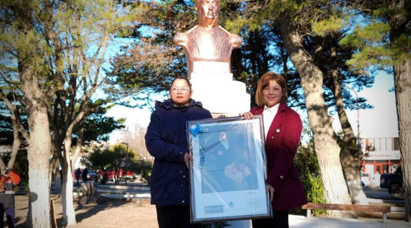 La Asociación Belgraniana hizo entrega de un cuadro de Belgrano al Consejo Provincial de Educación