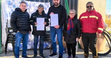Comisión de fomento entregó materiales a Vialidad Provincial