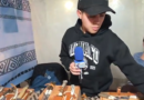 Lucas, el joven emprendedor que financia sus proyectos con la venta de cuchillos artesanales en la Expo Invierno