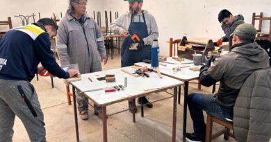La tercera edición del taller de carpintería volvió a convocar a vecinos de la ciudad