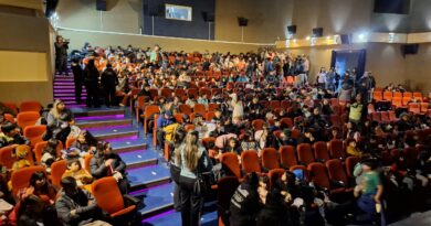 Los niños de la ciudad disfrutaron de una función gratuita de cine