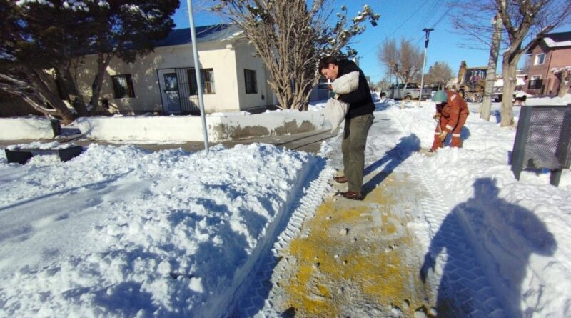 Las Heras: trabajo articulado de los entes provinciales para asistir a la comunidad durante el temporal de nieve