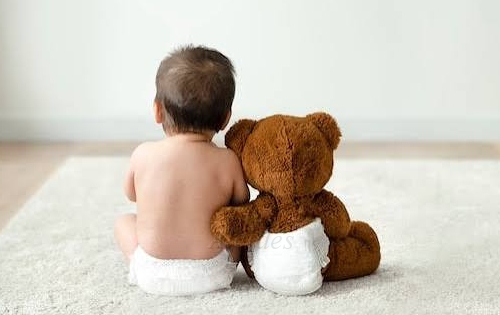 Abuela paterna de un bebé de cuatro meses solicita restitución tras una medida judicial que dispuso su separación.