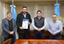 Vidal y Galarza firmaron el acuerdo para construir 10 viviendas en Cañadón Seco