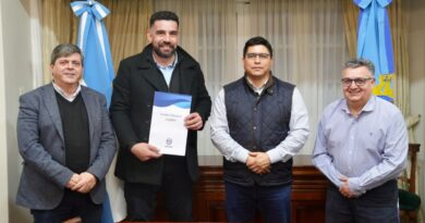 Vidal y Galarza firmaron el acuerdo para construir 10 viviendas en Cañadón Seco