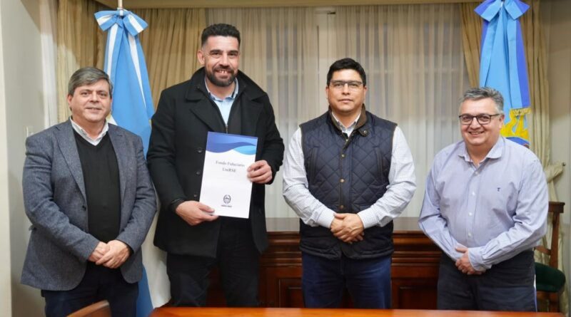 Vidal y Galarza firmaron el acuerdo para construir 10 viviendas en Cañadón Seco