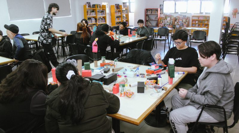 La Biblioteca Lenzi abrió sus puertas a la creatividad con el taller ECO-BOTS Inventores del Futuro