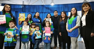 Claudio Vidal entregó libros del Plan de Alfabetización Plen@ y equipamiento para la Escuela Industrial