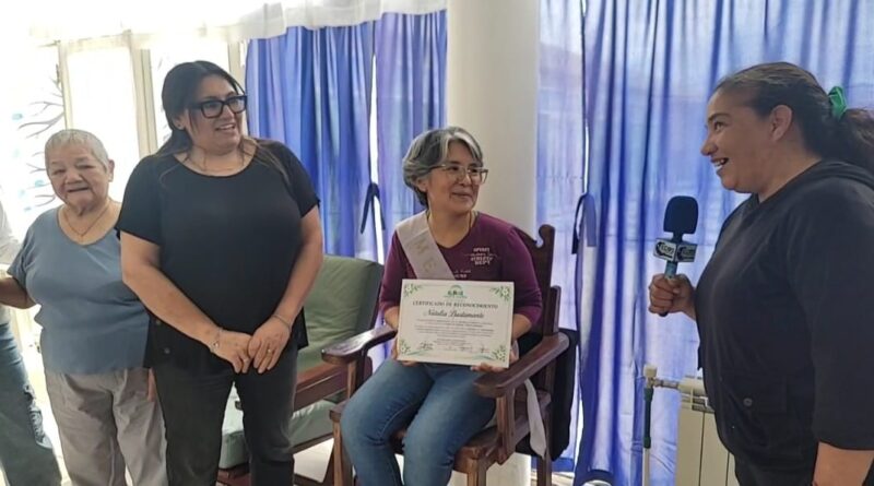 Natalia Bustamante se jubiló tras 28 años en el hogar de adultos mayores y recibió una emotiva despedida