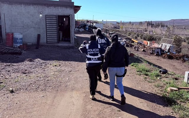 Golpe al robo de cobre en pozos petroleros: dos allanamientos y numerosos elementos secuestrados