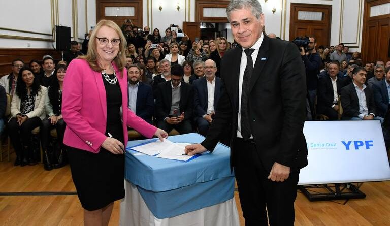 Güenchenén acusa a González de haber desviado fondos de YPF