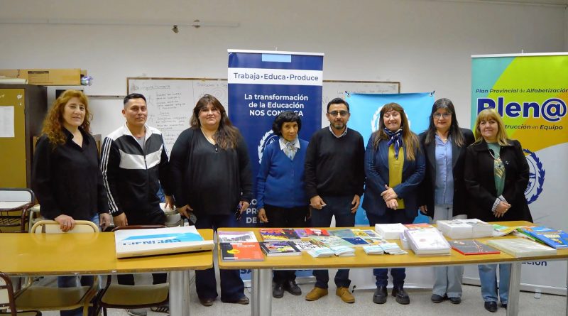 Refuerzan la alfabetización mediante la entrega de material bibliográfico a EPJAS de Río Gallegos