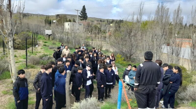 Punto Orgánico recibió a 75 estudiantes del Instituto Aonikenk en una nueva visita educativa