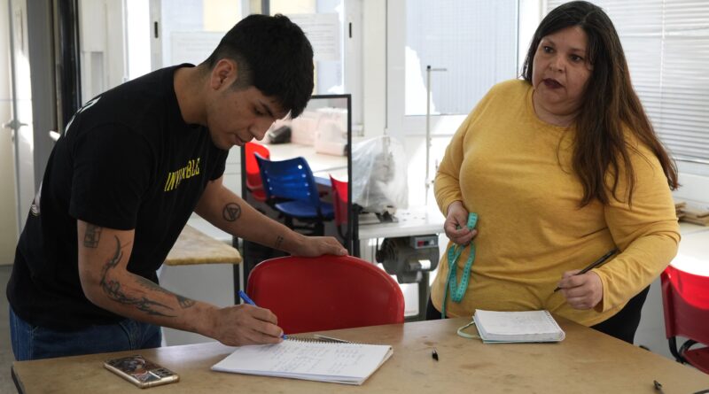 Avanza el trayecto formativo de Operador de Máquinas para la Confección de Indumentaria en el Aula Taller Móvil Avanza el trayecto formativo de Operador de Máquinas para la Confección de Indumentaria en el Aula Taller Móvil