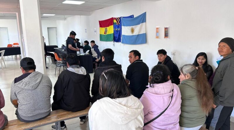 Exitoso paso del Consulado Móvil en Caleta Olivia