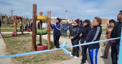 Emotiva reinauguración de la plazoleta Kevin Guenchur tras un intenso trabajo comunitario en el barrio 8 de Julio