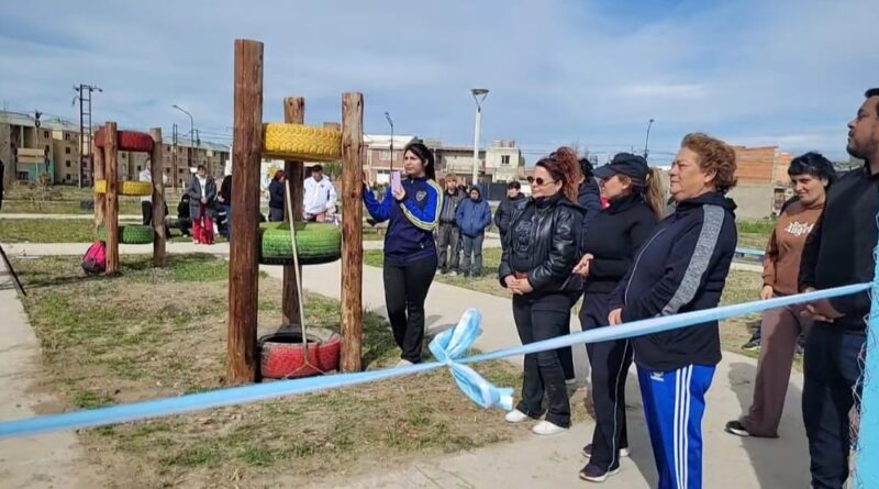 Emotiva reinauguración de la plazoleta Kevin Guenchur tras un intenso trabajo comunitario en el barrio 8 de Julio