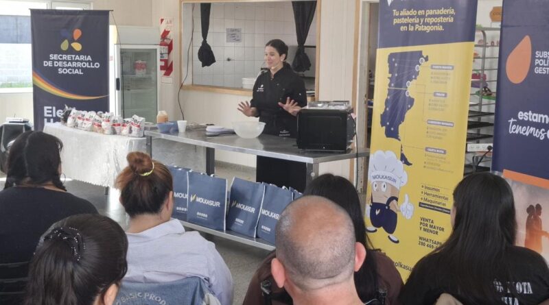 El Municipio y Molkasur realizaron una masterclass navideña para fortalecer a emprendedores de Caleta Olivia