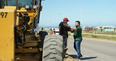 La Municipalidad trabaja en el reacondicionamiento de banquinas en el acceso sur de la Ruta Nacional N° 3