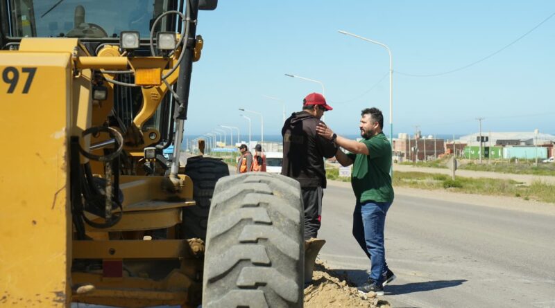 La Municipalidad trabaja en el reacondicionamiento de banquinas en el acceso sur de la Ruta Nacional N° 3