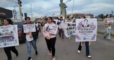 Docentes de Caleta Olivia marcharon y exigieron justicia por el femicidio de la maestra rural Nanci Godoy