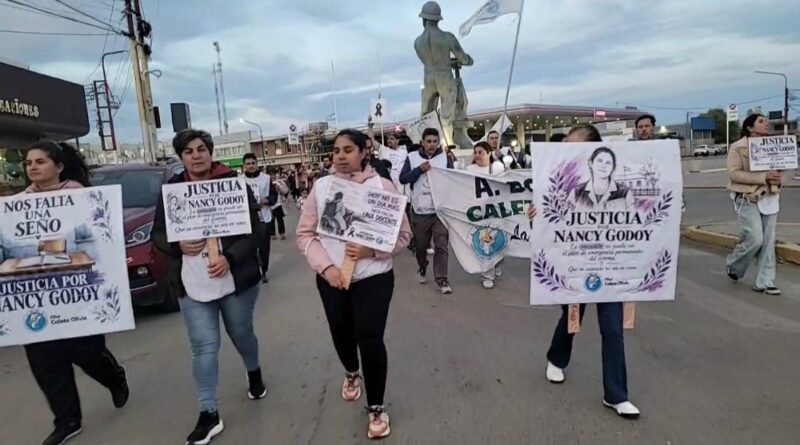 Docentes de Caleta Olivia marcharon y exigieron justicia por el femicidio de la maestra rural Nanci Godoy