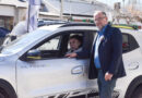 Melisa Domínguez recibió un Renault 0 km Kwid Iconic Outsider 1.0 y Lotería prepara un nuevo sorteo de vivienda modular