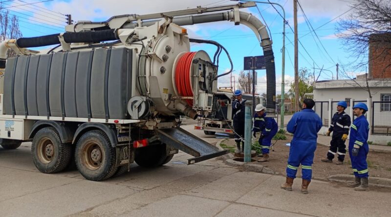 Servicios Públicos refuerza el mantenimiento de redes cloacales y pluviales con apoyo de Perito Moreno