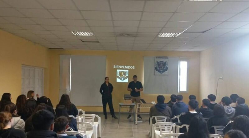 La Policía de Santa Cruz brindó charlas preventivas sobre el consumo de estupefacientes en Caleta Olivia