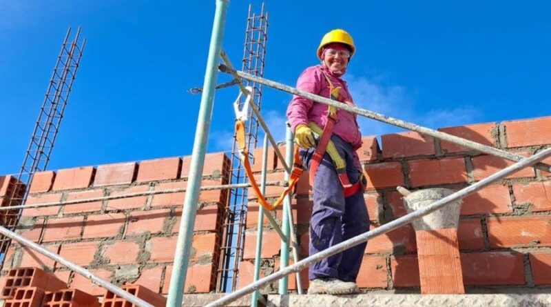 Celeste Robledo, ayudante de albañil: “La mujer también puede dedicarse a cosas grandes” como la construcción del hogar propio