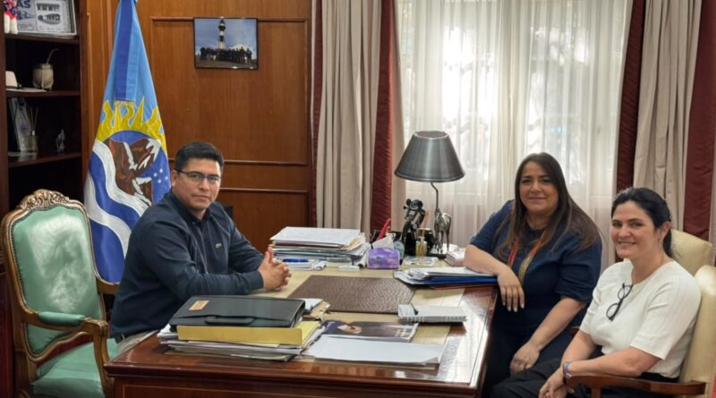 Claudio Vidal recibió a la intendenta de Piedra Buena para avanzar en la finalización de viviendas y el Plan Veredas