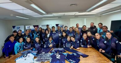 Vidal se reunió con los deportistas santacruceños y les entregó la nueva indumentaria para los Juegos de la Araucanía