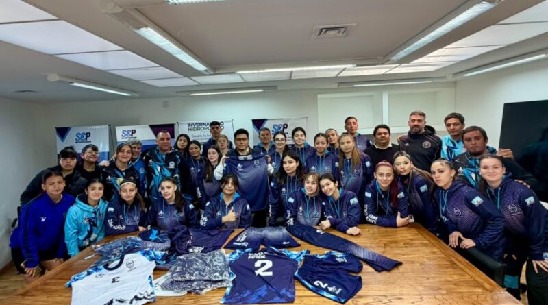 Vidal se reunió con los deportistas santacruceños y les entregó la nueva indumentaria para los Juegos de la Araucanía