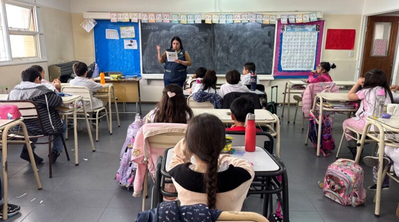 Santa Cruz garantiza material impreso para la simulación de la Evaluación Aprender en 3er grado