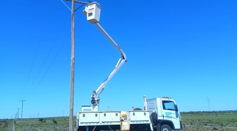 SPSE realizó trabajos de mantenimiento en la línea de media tensión que abastece a Jaramillo y Fitz Roy