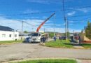 Puerto Santa Cruz: Renuevan el tendido eléctrico en la calle Frank Lewis con cableado preensamblado y columnas metálicas