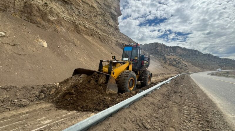Vialidad Provincial realizó tareas de despeje y mantenimiento sobre la Ruta Nacional N° 40 Vialidad Provincial realizó tareas de despeje y mantenimiento sobre la Ruta Nacional N° 40